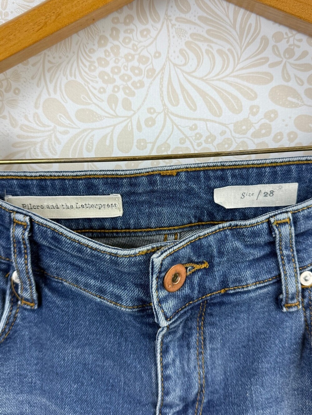 Pilcro by Anthropologie Embroidered Mid-Rise Slim Boyfriend Jean - Size - 28 - Picture 9 of 13